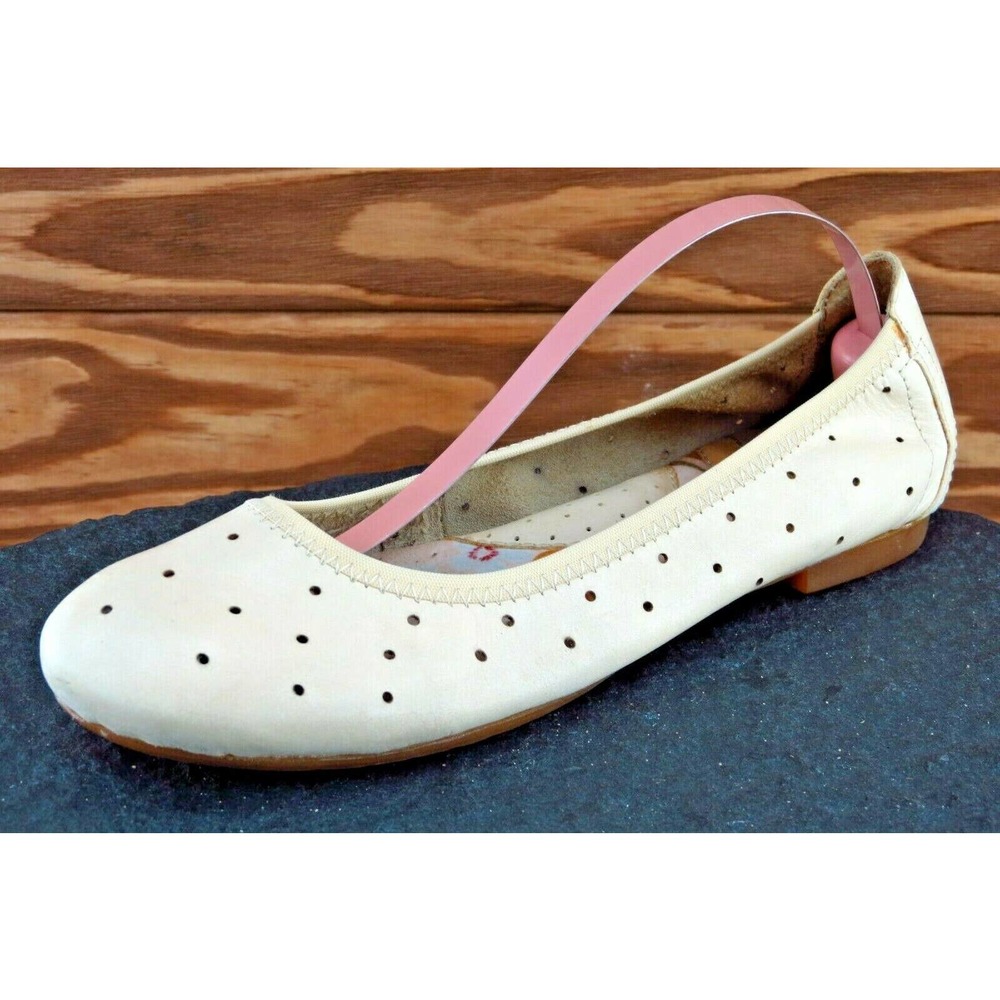 Born Size 5 M Beige Round Toe Ballet Flats Leather Women